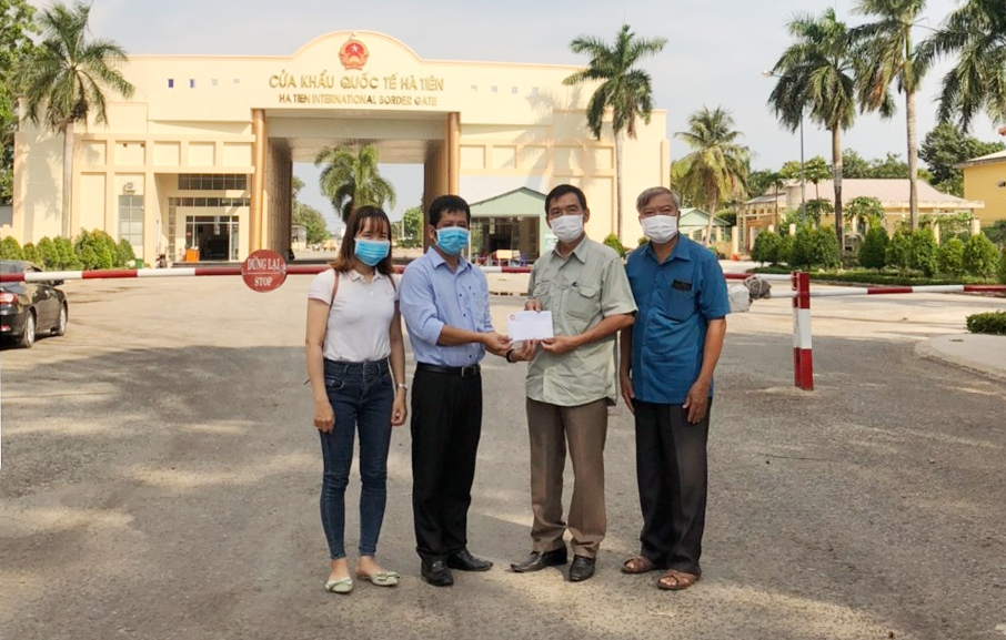 Kien Giang gifts USD 15,600 to poor Vietnamese-born and local citizens in Cambodia