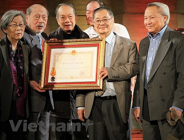 Vietnamese in France believe in the country's steadily continuous development