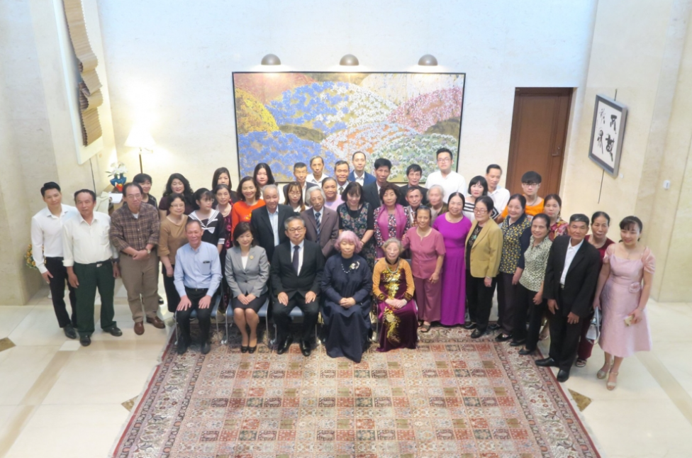 Japan Ambassador meets Japanese veteran families in Vietnam