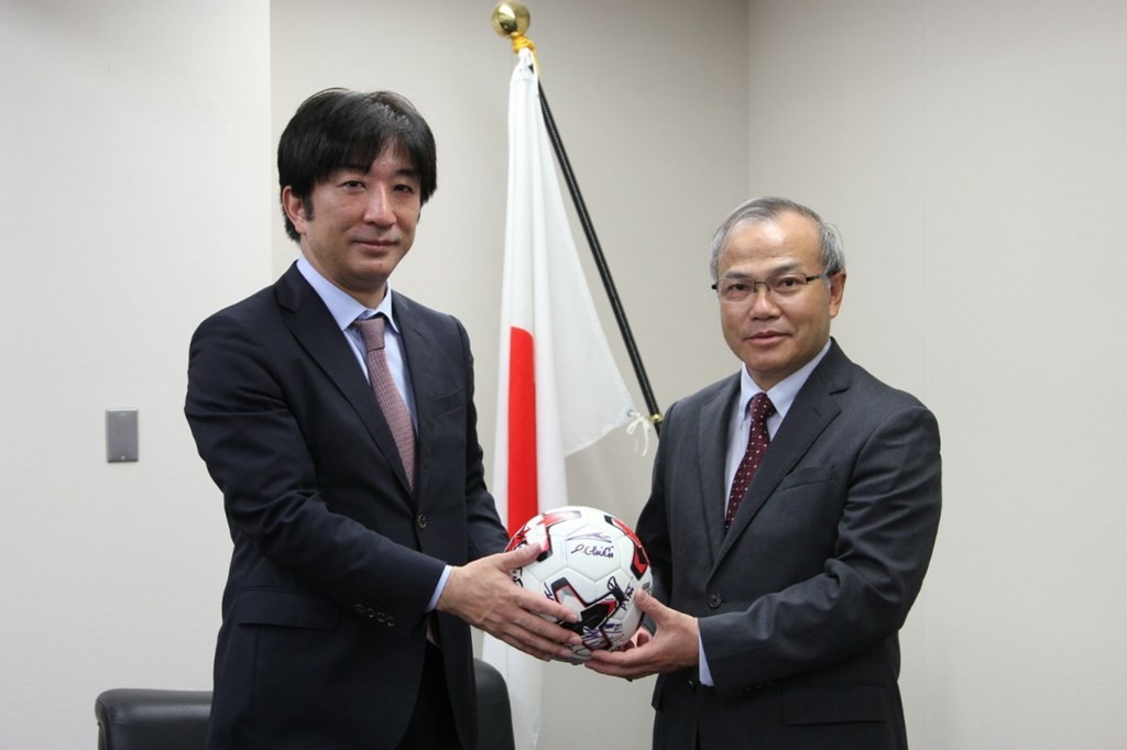 japanese prime minister gifted ball signed by vietnamese players