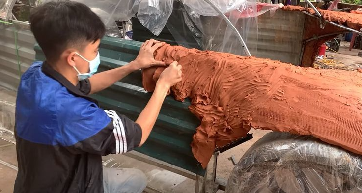 Vietnamese young men got int'l applause for making Bugatti Chiron using clay