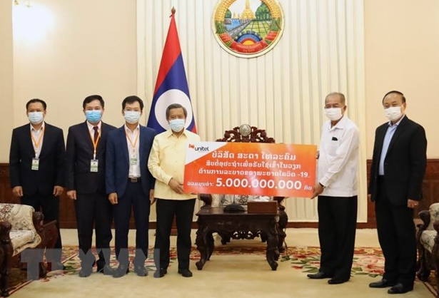 Vietnamese enterprises in Laos collaborates with local authorities to fight pandemic