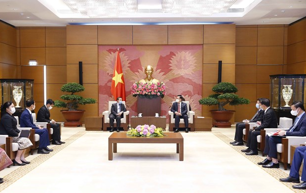Vietnam places consistency in giving the top priority to its relations with Laos