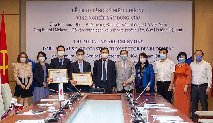 JICA experts in Vietnam receives medals from Ministry of Construction