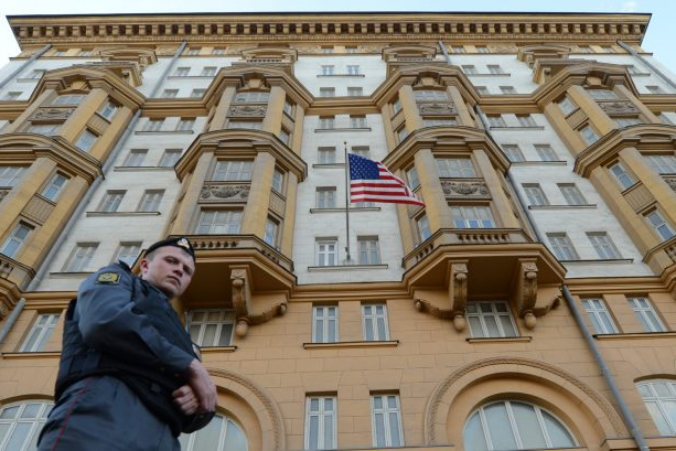 U.S. Embassy in Moscow temporarily resumes consular services