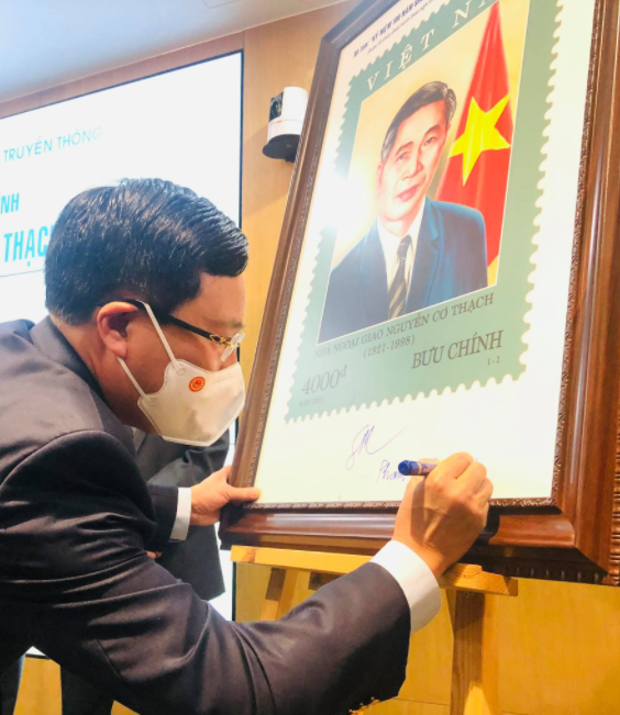 Stamp set published to honor Vietnamese diplomat