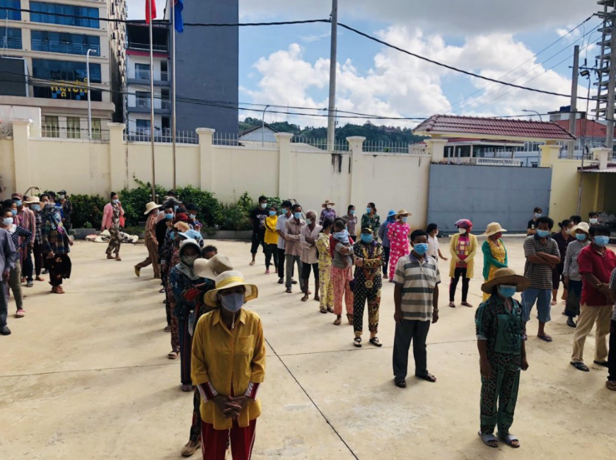 Poor Vietnamese in Preah Sihanouk, Cambodia receive relief aids