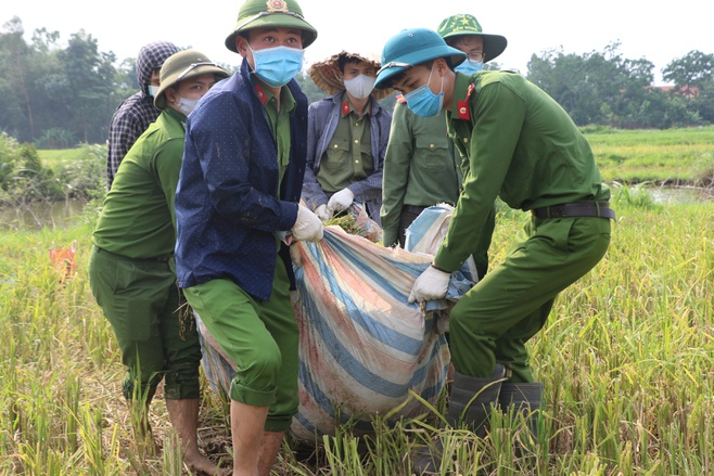 Police officers help people in quarantine areas harvest crops