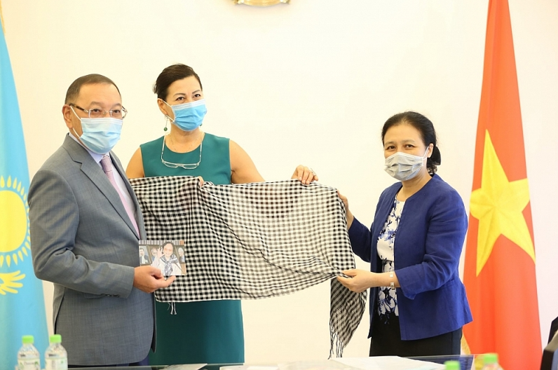 VUFO president presents scarves to international art project