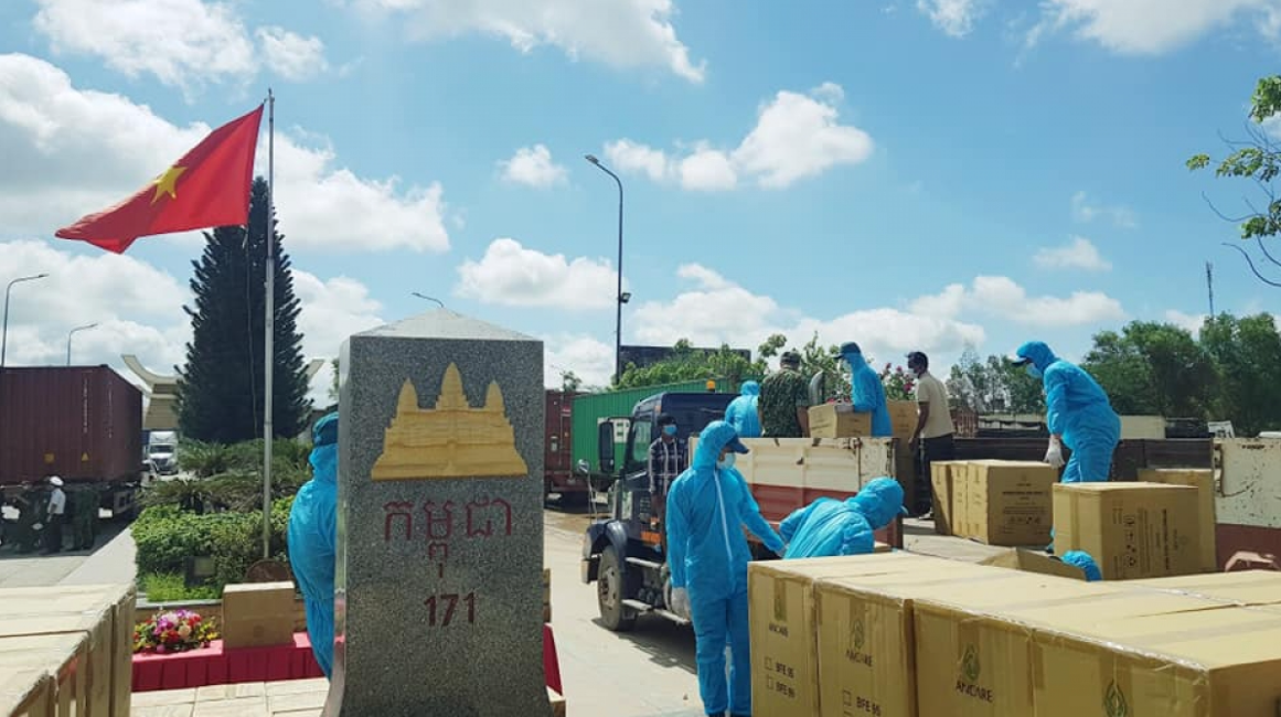 vietnamese in cambodia receive relief aids to overcome pandemic struggles
