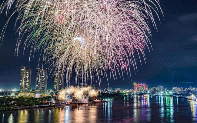 Fireworks Light up Ho Chi Minh City's Sky on April 30