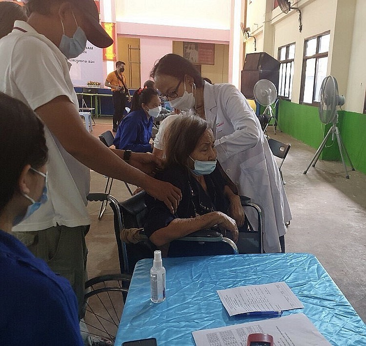 Ho Chi Minh City Sends Gifts to Overseas Vietnamese, Laotians in Need