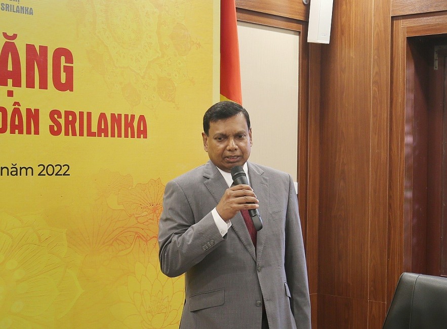 Buddhist Sangha and Vietnam-Sri Lanka Friendship Association Give Gifts to Sri Lankans