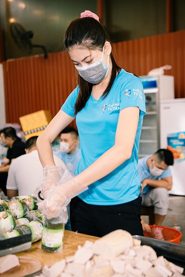 Miss Vietnam beauties lend helping hand to poor people in Ho Chi Minh City