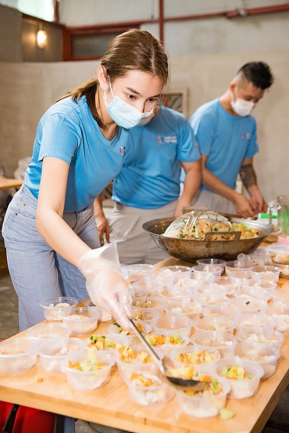 Miss Vietnam beauties lend helping hand to poor people in Ho Chi Minh City