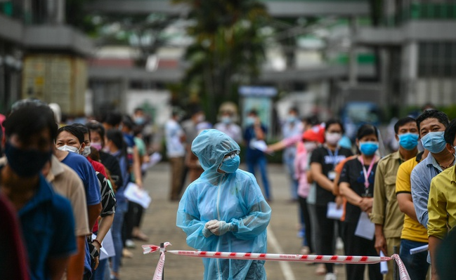 Covid News Briefing (July 18): Daily Infection Reaches Record, Hanoi Tightens Restrictions Covid News Briefing (July 18): Daily Infection Reaches Record, Hanoi Tightens Restrictions