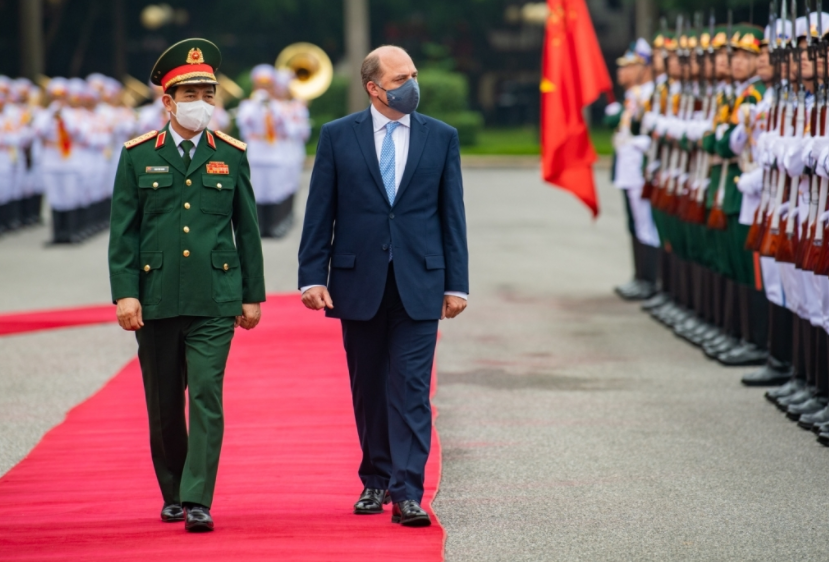Vietnamese Defense Minister Holds Talks With British Counterpart