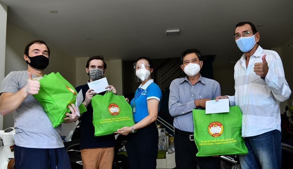 expats in phu nhuan district receive gifts and support for vaccination