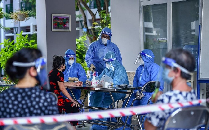 Expats in Phu Nhuan District Receive Gifts and Support for Vaccination