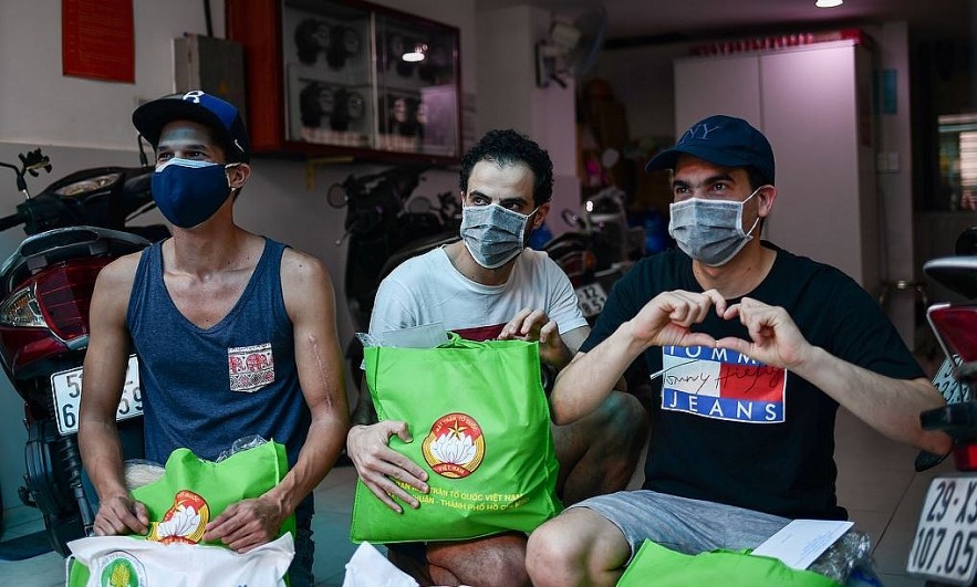 Expats in Phu Nhuan District Receive Gifts and Support for Vaccination