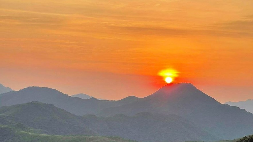 Experience the Sunlit Peaks of Beautiful Ha Long