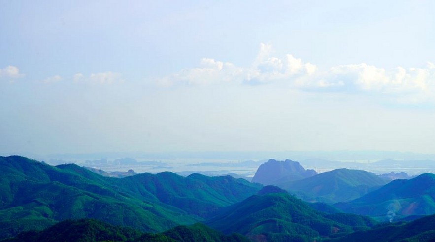 Experience the Sunlit Peaks of Beautiful Ha Long