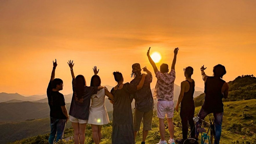 Experience the Sunlit Peaks of Beautiful Ha Long