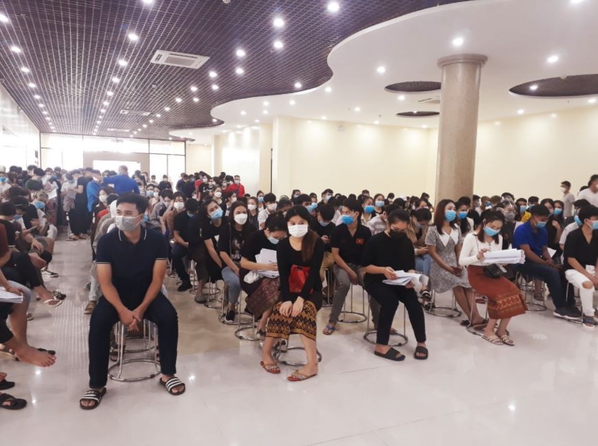 nearly 300 laotian students in vietnam get vaccinated against covid 19