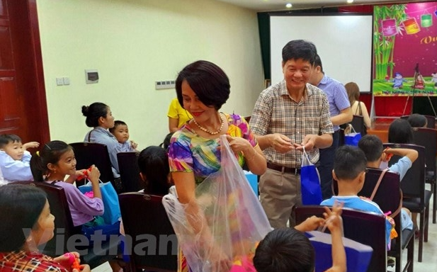 Vietnamese Cambodian children celebrate Mid-Autumn Festival