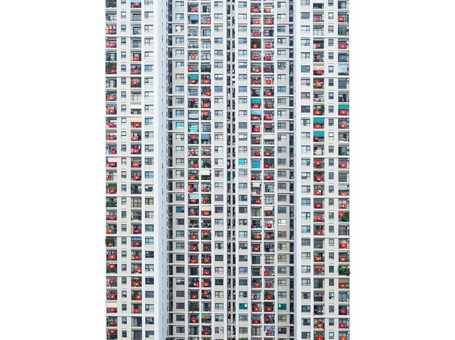 photo of vietnam national flag hanging outside flat block wins international award