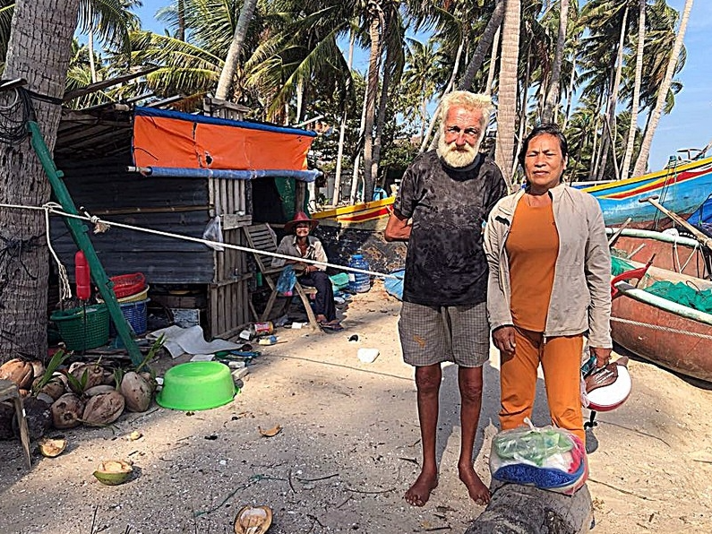 Poor fisherman couple gave home to a Russian friend getting lost in Vietnam