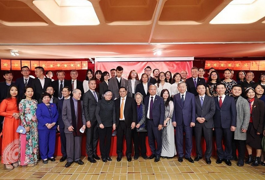 PM Thanks Overseas Vietnamese for Contribution to Homeland