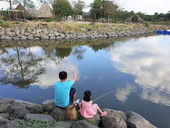 Tourists Join Farming in 4 Gardens Near HCMC