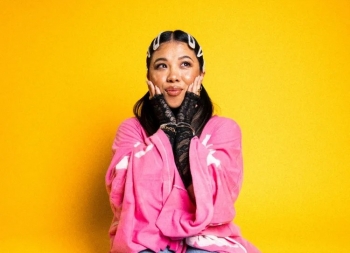 Vietnamese-origin Singer Strives to Break Down Barriers for Asian-American Artists