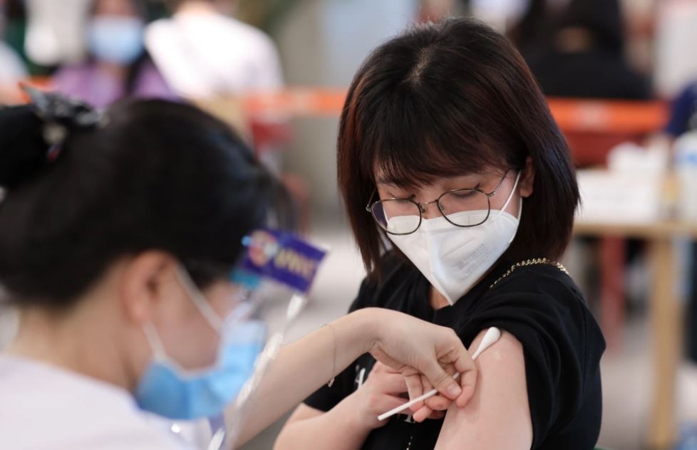 vietnam covid 19 updates nov 23 daily infections surge by 417 to cross 10000