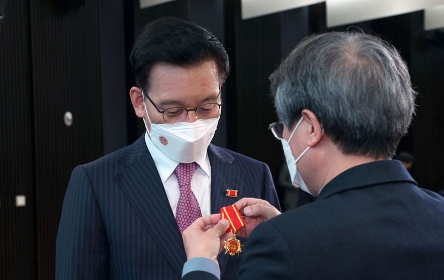 Friendship Order Granted to Former Honorary Consul General of Vietnam in Gwangju-Jeonnam