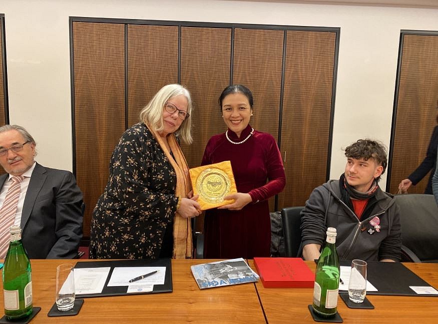VUFO President Works on People-to-People Exchange with Switzerland