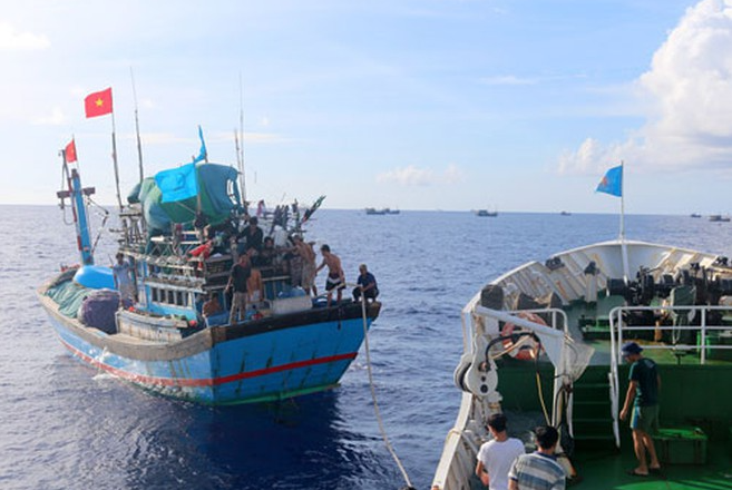 A fishing boat and three Binh Dinh fishermen being rescued