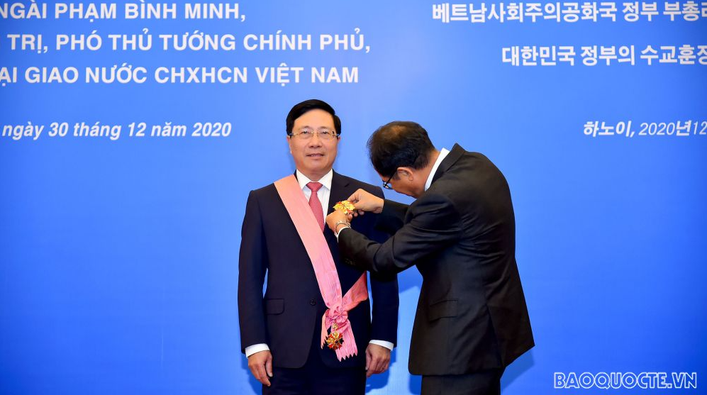deputy pm fm pham binh minh awarded korean order of diplomatic service merit