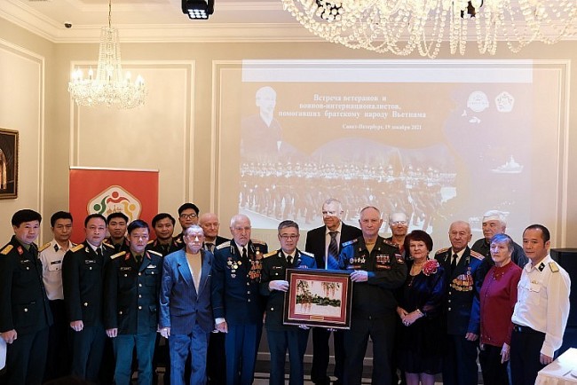 Vietnamese Community in St. Petersburg Pays Tribute to Russian Veterans
