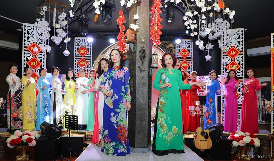 Overseas Vietnamese Promote Ao Dai in European Community