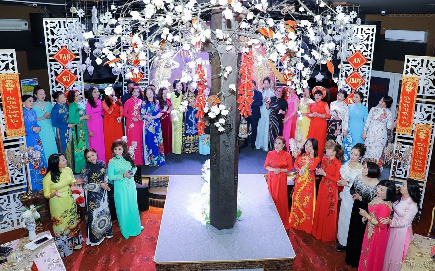 Overseas Vietnamese Promote Ao Dai in European Community