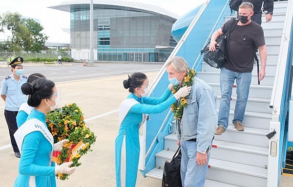 Vietnam Airline welcome visitors to Vietnam. Photo: VOV
