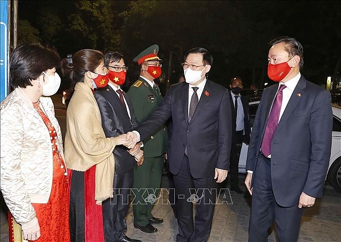 National Assembly Chairman Vuong Dinh Hue met with officials and employees of the Vietnamese Embassy in India. Photo: VOV