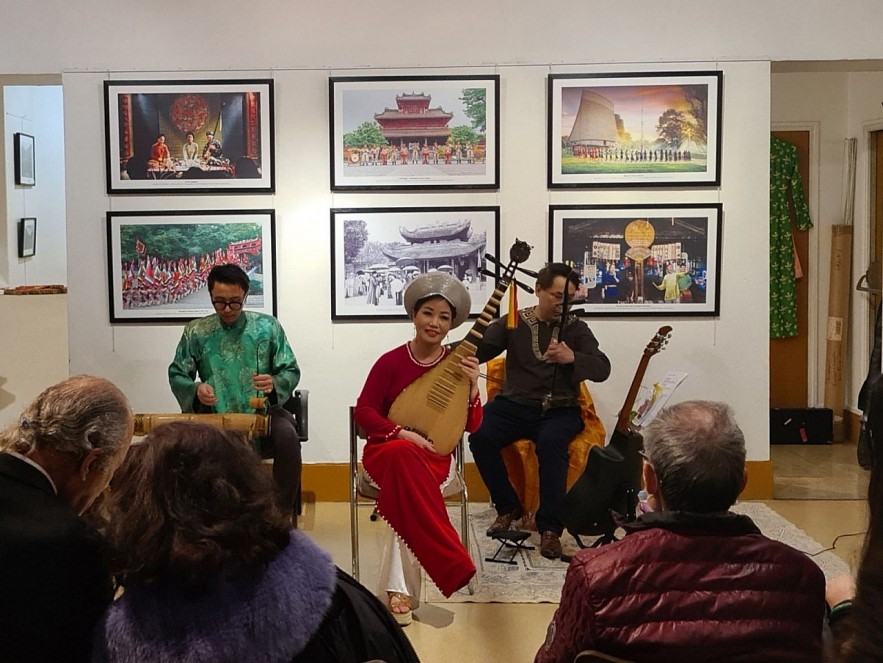 Vietnamese folk musical instruments to the French public