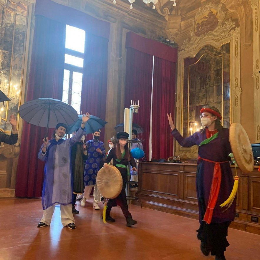 Students of the Vietnamese Faculty perform Quan Họ. Photo: Thoi Dai