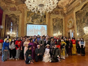 Italian Students Learn Vietnamese Through Traditional Art