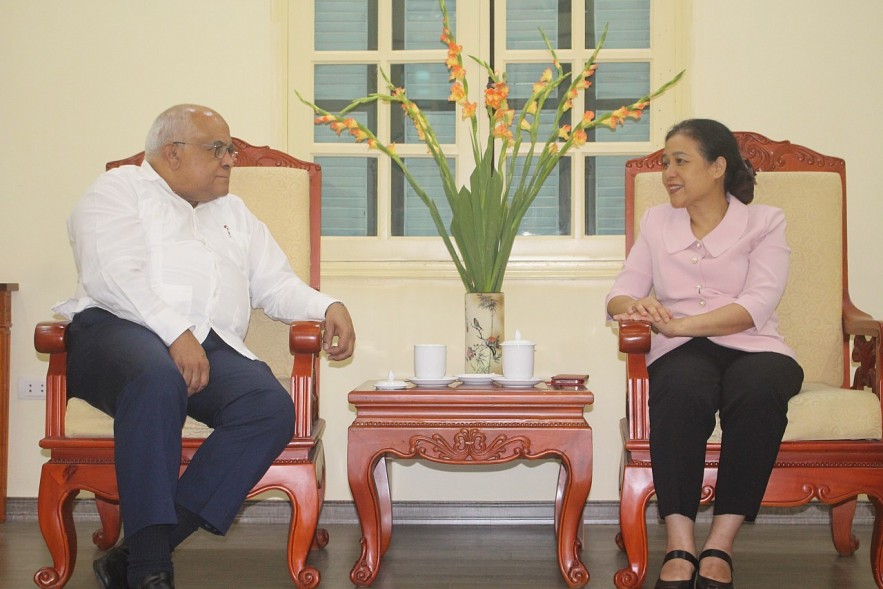 Ambassador Nguyen Phuong Nga discussed with Cuban Ambassador Extraordinary and Plenipotentiary to Vietnam Orlando Nicolas Hernandez Guillen. Photo: Thanh Luan