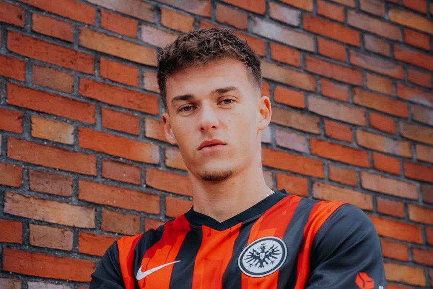 Ajdin Hrustic signs with Eintracht Frankfurt