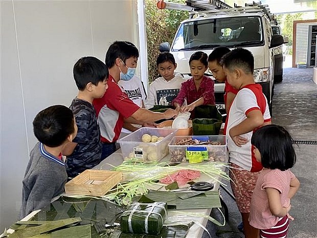 Vietnamese Community In Australia Makes Chung Cake To Raise Charity Fund